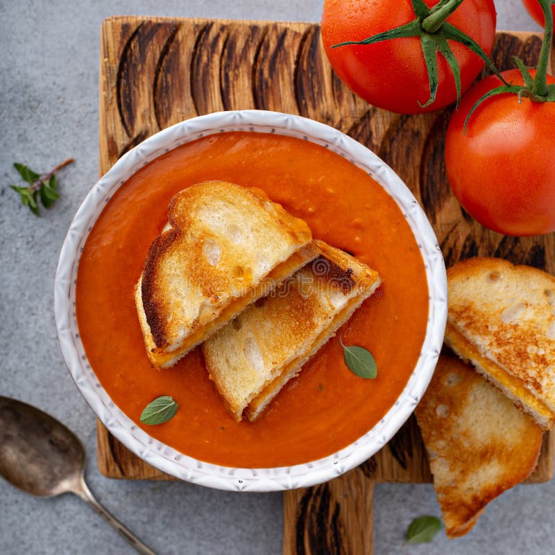 Crema De Sopa De Tomate Con Queso Asado Foto de archivo Imagen de