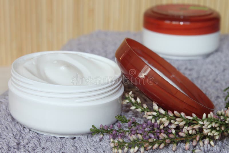 Download Crema di pelle immagine stock. Immagine di rilassamento - 56876235