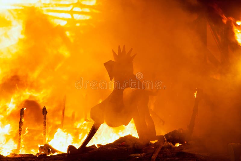 Crema en nuit de Fallas Valencia March 19 tous les chiffres sont brûlure image stock Crema en nuit de Fallas Valencia March 19 tous les chiffres sont brûlure image stock
