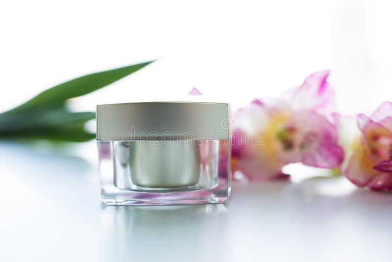 Crema per il corpo con i fiori rosa immagini stock Crema per il corpo con i fiori rosa immagini stock