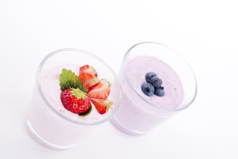 Crema sabrosa fresca de la sacudida del yogur de arándano de la fresa fotografía de archivo Crema sabrosa fresca de la sacudida del yogur de arándano de la fresa fotografía de archivo