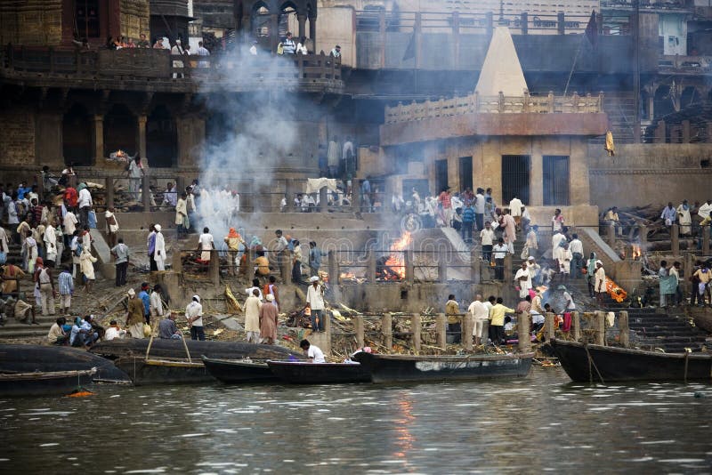 Crematie Ghats - Varanasi - India stock foto's Crematie Ghats - Varanasi - India stock foto's