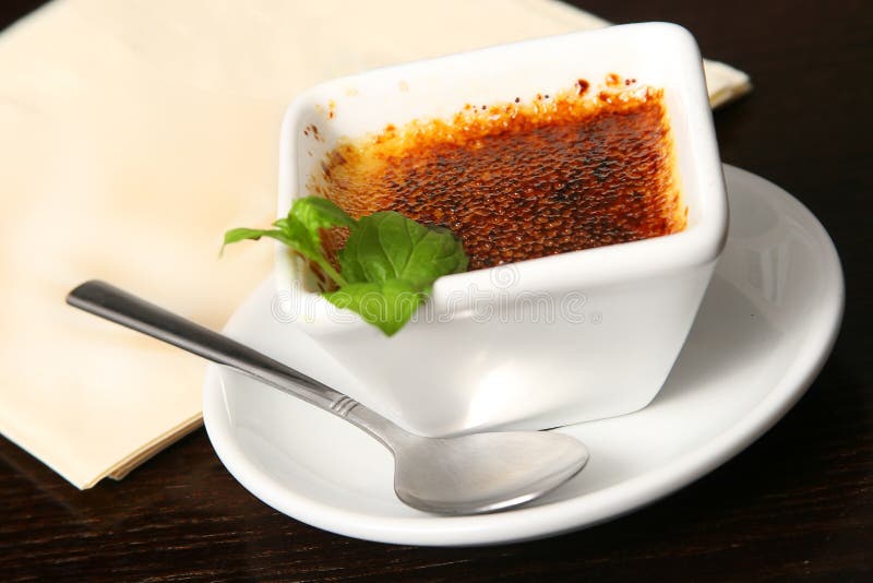 Brulée en blanco taza cuchara.