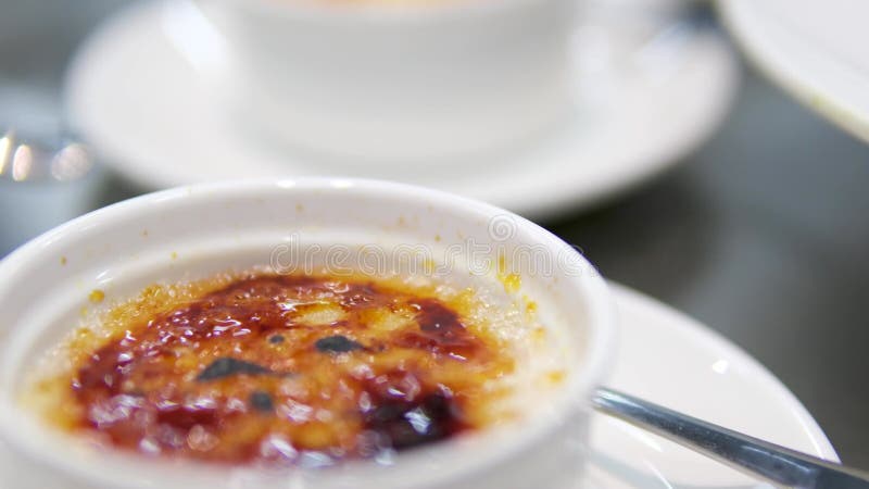 Creme brulee al estilo catalán. crema de vainilla con azúcar quemado en el postre superior metrajes