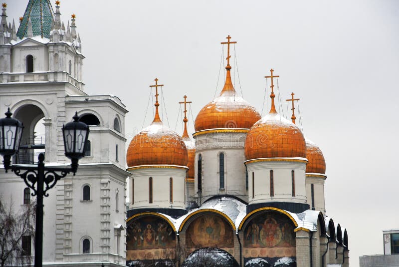 Cremlino di Mosca nell'inverno Chiesa di Dormition e torre di Ivan Great Bell immagini stock Cremlino di Mosca nell'inverno Chiesa di Dormition e torre di Ivan Great Bell immagini stock