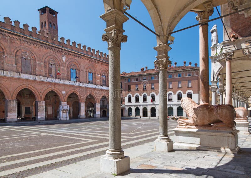 CREMONA, ITALY - MAY 24, 2016: The lions in front of The Cathedral Assumption of the Blessed Virgin Mary and Palazzo Coumnale stock photos CREMONA, ITALY - MAY 24, 2016: The lions in front of The Cathedral Assumption of the Blessed Virgin Mary and Palazzo Coumnale stock photos