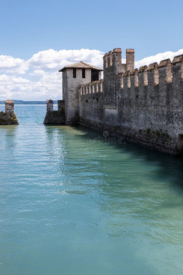 Crenelated wall on a coastal fortress royalty free stock photography Crenelated wall on a coastal fortress royalty free stock photography
