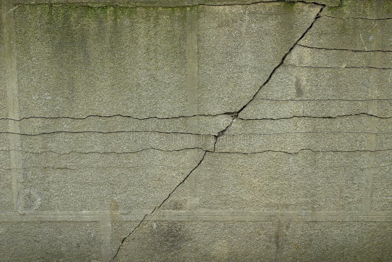 Crepa pronunciata in una parete che funziona diagonalmente fotografie stock Crepa pronunciata in una parete che funziona diagonalmente fotografie stock