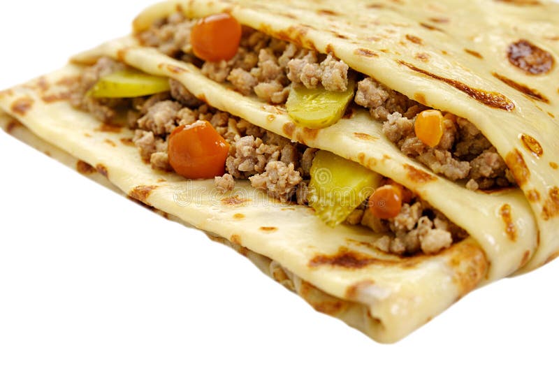 Crepe con la carne y las verduras aisladas en blanco fotografía de archivo libre de regalías Crepe con la carne y las verduras aisladas en blanco fotografía de archivo libre de regalías