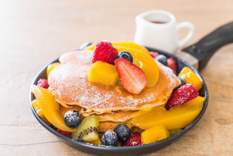 crepe con las frutas de la mezcla imagenes de archivo crepe con las frutas de la mezcla imagenes de archivo