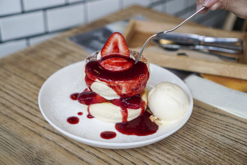 Crepe del soufflé de la fresa con helado imágenes de archivo libres de regalías Crepe del soufflé de la fresa con helado imágenes de archivo libres de regalías