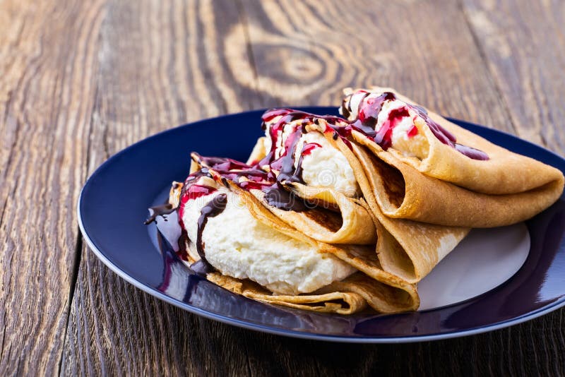 Crepes caseiros com queijo creme imagens de stock royalty free Crepes caseiros com queijo creme imagens de stock royalty free