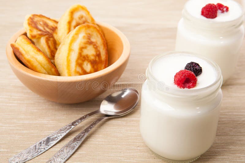 Crepes com iogurte e bagas imagens de stock Crepes com iogurte e bagas imagens de stock