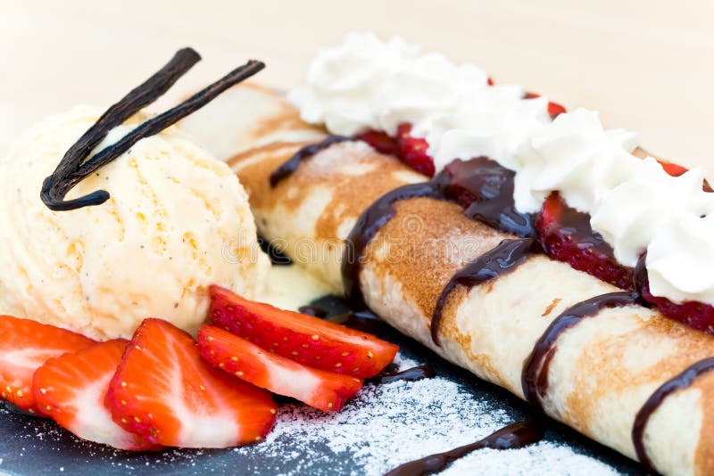 Crepes com morangos imagem de stock royalty free