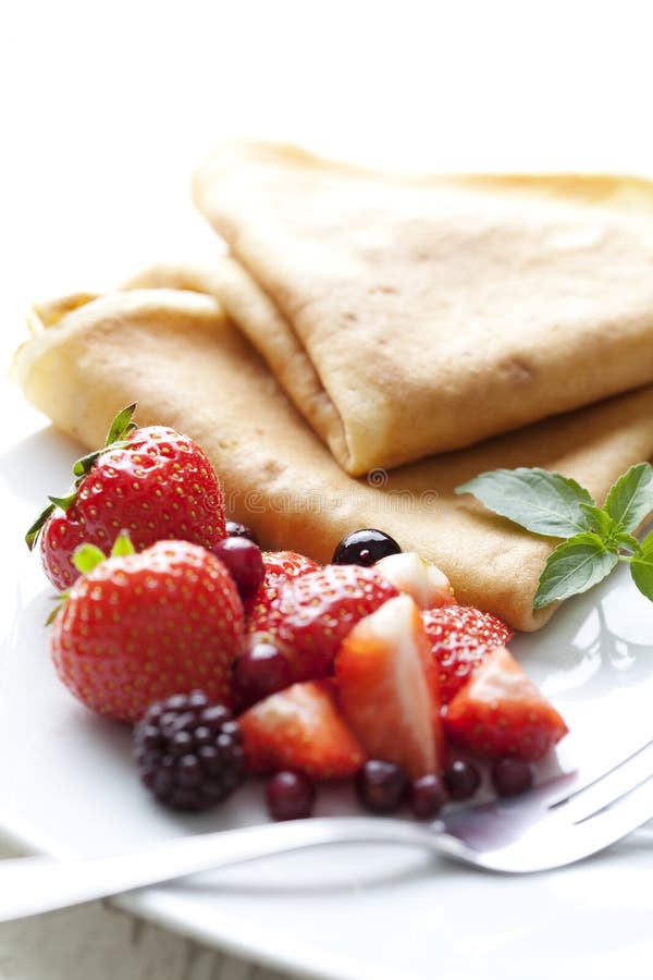 Crepes com morangos imagens de stock