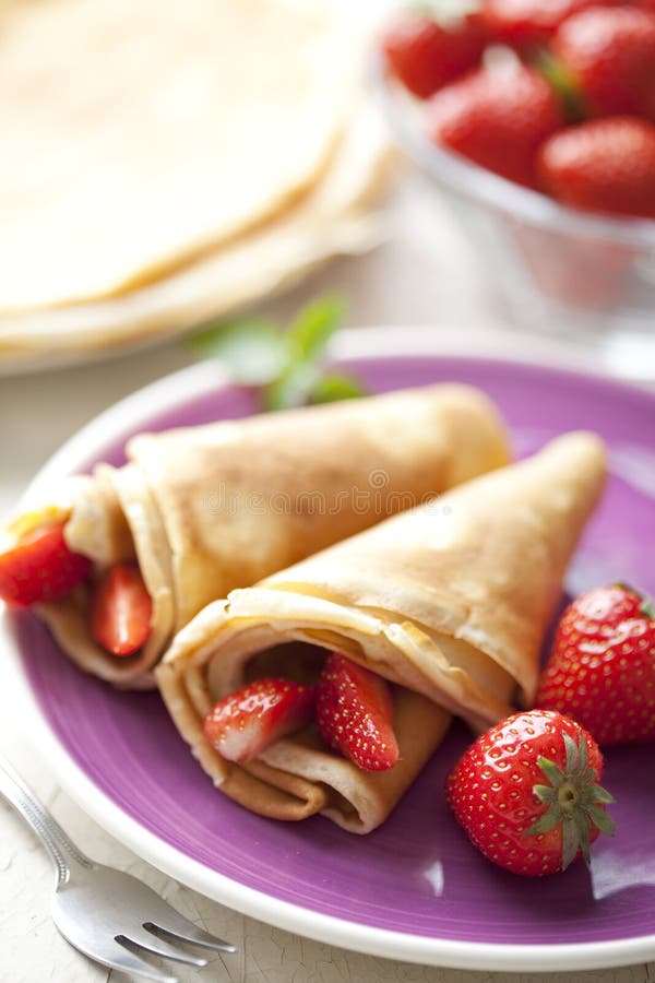 Crepes com morangos fotografia de stock royalty free