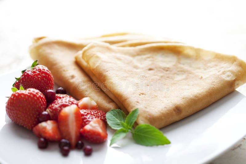 Crepes com morangos fotografia de stock