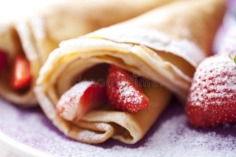 Crepes com morangos imagens de stock royalty free