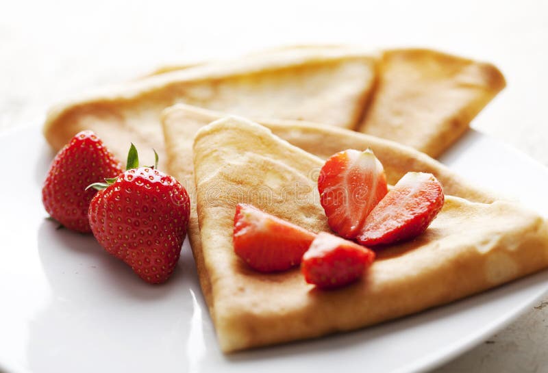 Crepes com morangos imagem de stock