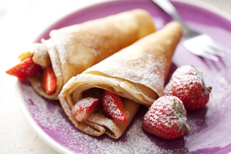 Crepes com morangos fotografia de stock royalty free
