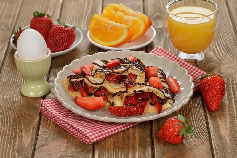 Crepes com morangos e chocolate fotos de stock royalty free