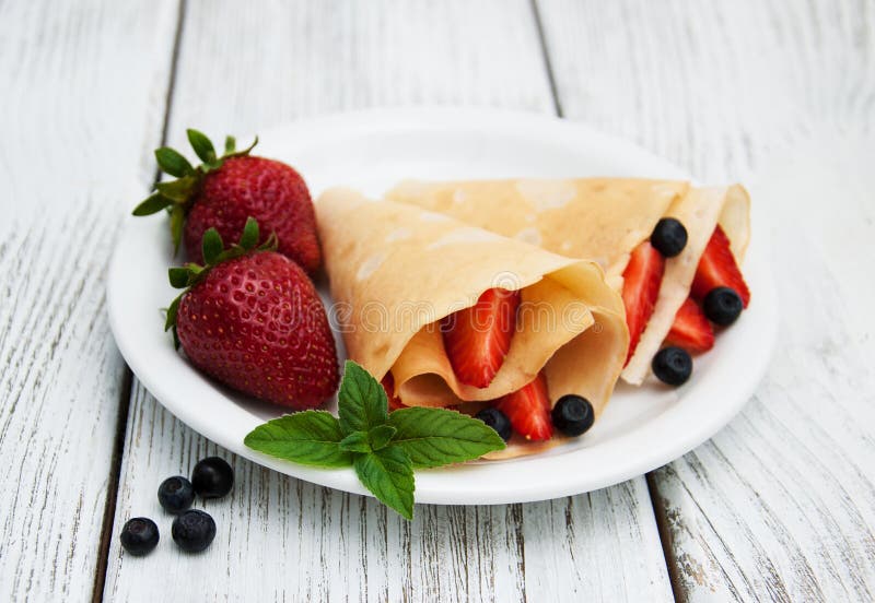 Crepes com morangos e mirtilos fotografia de stock