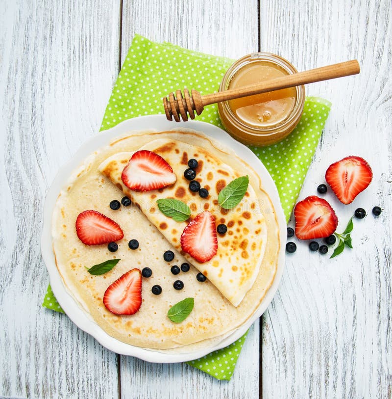 Crepes com morangos e mirtilos fotos de stock royalty free