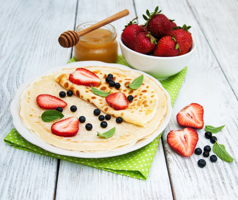 Crepes com morangos e mirtilos imagens de stock