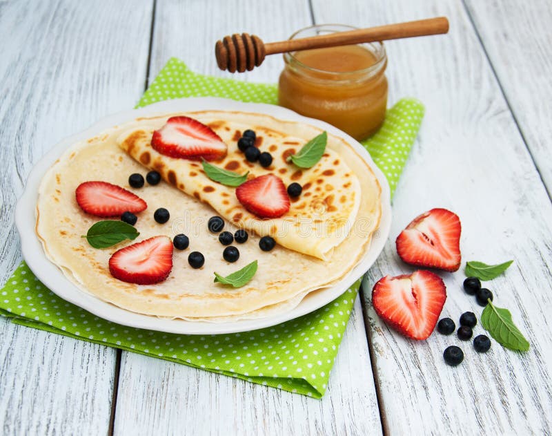Crepes com morangos e mirtilos imagem de stock