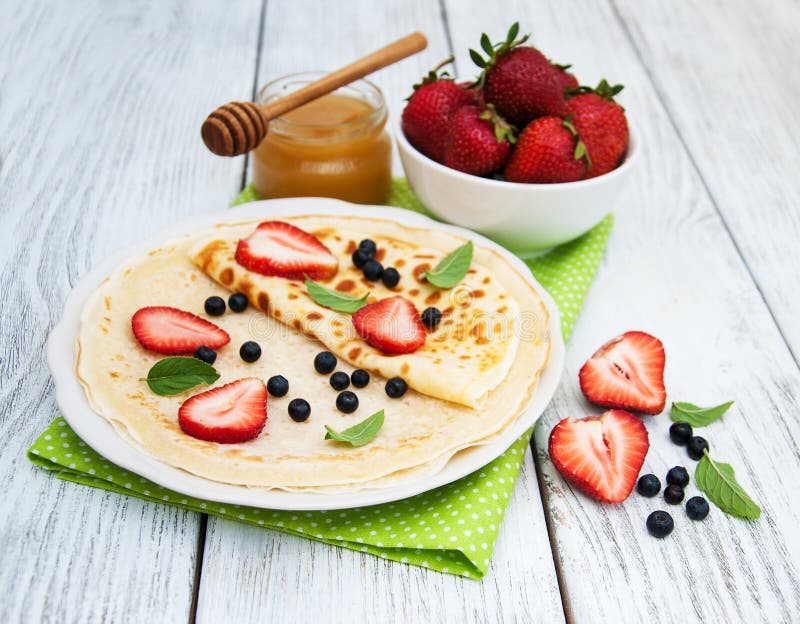Crepes com morangos e mirtilos imagem de stock