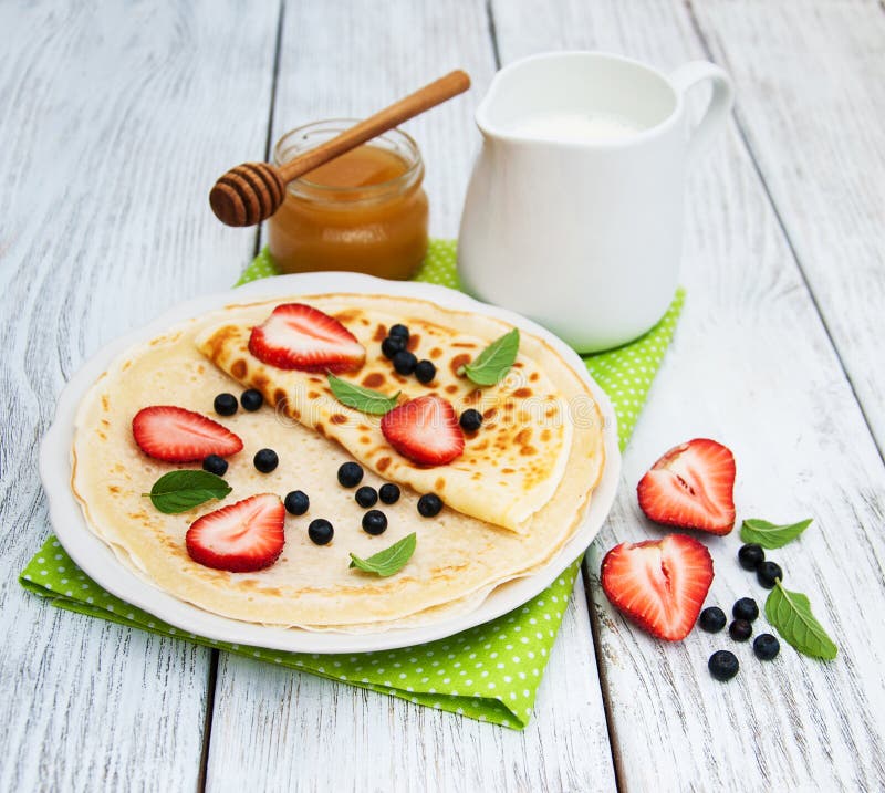 Crepes com morangos e mirtilos fotografia de stock royalty free