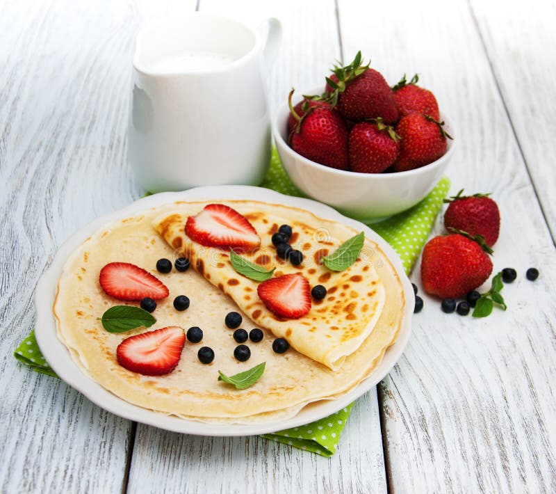 Crepes com morangos e mirtilos fotografia de stock royalty free