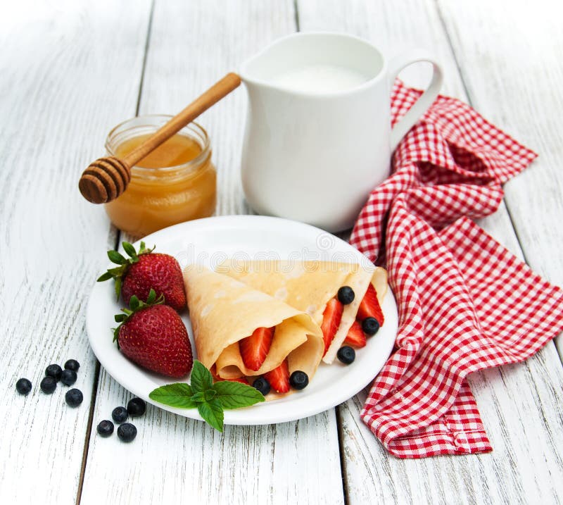 Crepes com morangos e mirtilos fotografia de stock royalty free