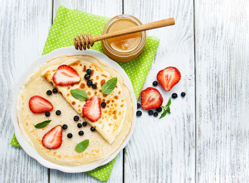 Crepes com morangos e mirtilos imagem de stock