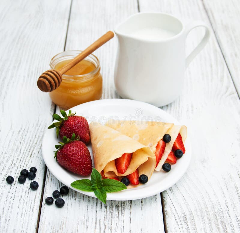 Crepes com morangos e mirtilos imagem de stock