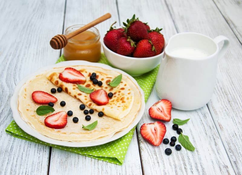 Crepes com morangos e mirtilos imagem de stock