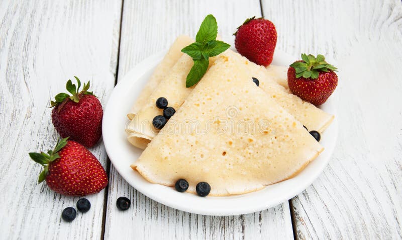 Crepes com morangos e mirtilos fotos de stock