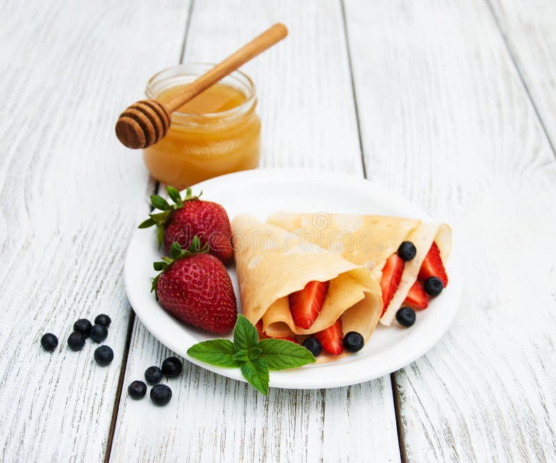 Crepes com morangos e mirtilos fotografia de stock royalty free