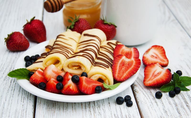 Crepes com morangos e molho de chocolate fotografia de stock royalty free