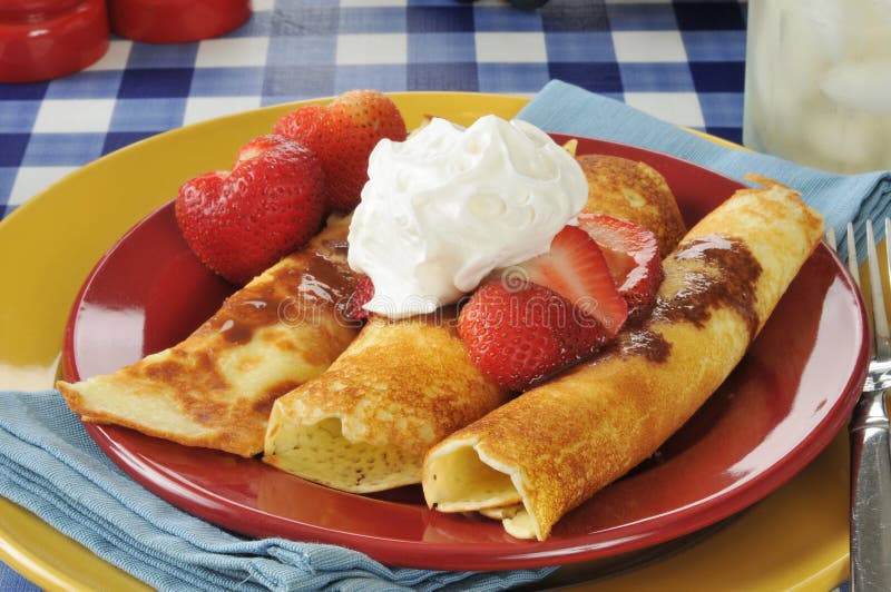 Crepes com morangos e molho de chocolate imagens de stock