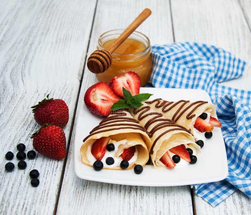 Crepes com morangos e molho de chocolate fotografia de stock royalty free