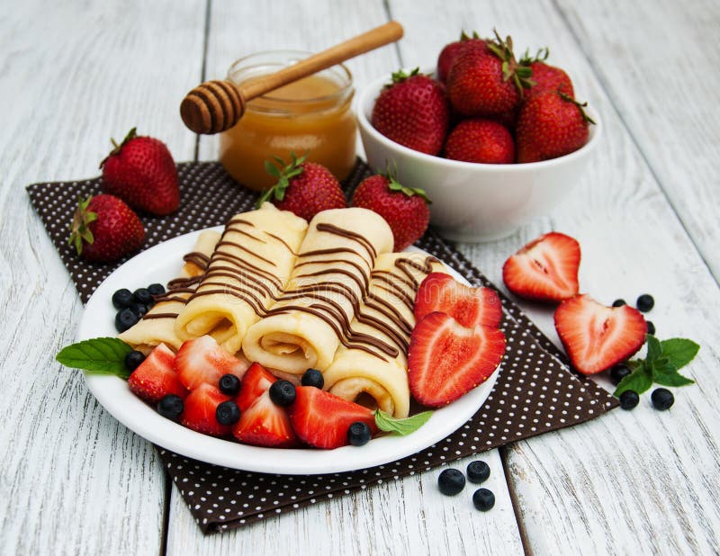 Crepes com morangos e molho de chocolate fotos de stock
