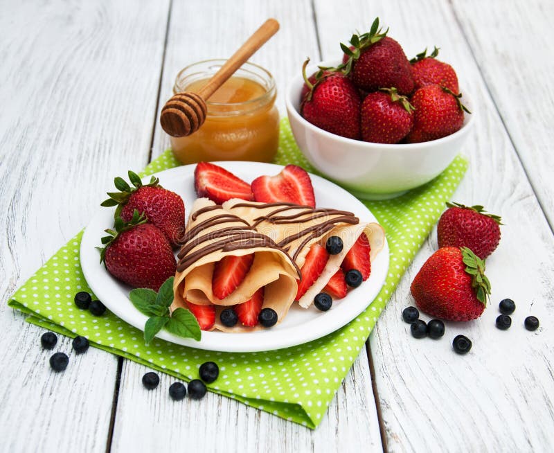 Crepes com morangos e molho de chocolate fotos de stock