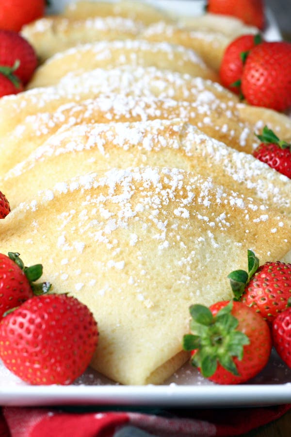 Crepes com morangos frescos foto de stock royalty free