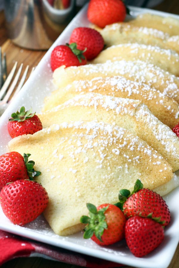 Crepes com morangos imagem de stock