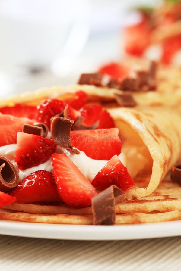 Crepes com queijo e morangos imagens de stock royalty free