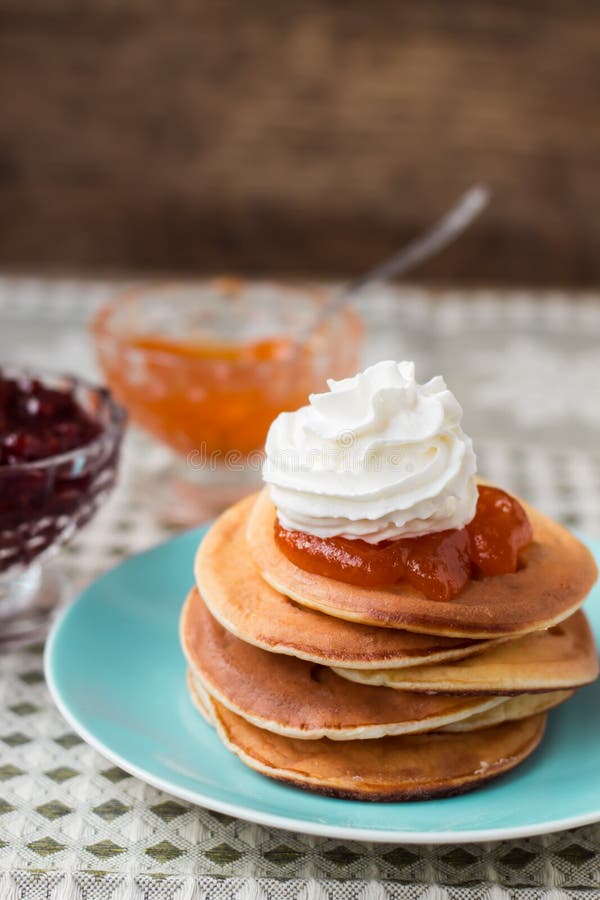 Crepes con el atasco fotografía de archivo libre de regalías Crepes con el atasco fotografía de archivo libre de regalías