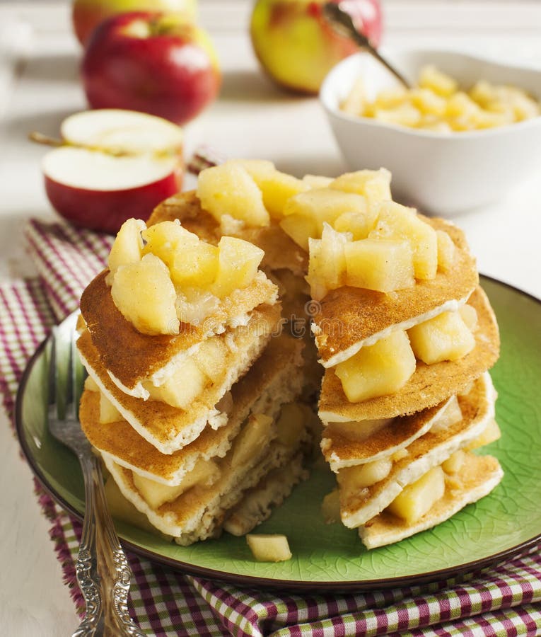 Crepes con la compota de manzanas imagenes de archivo Crepes con la compota de manzanas imagenes de archivo