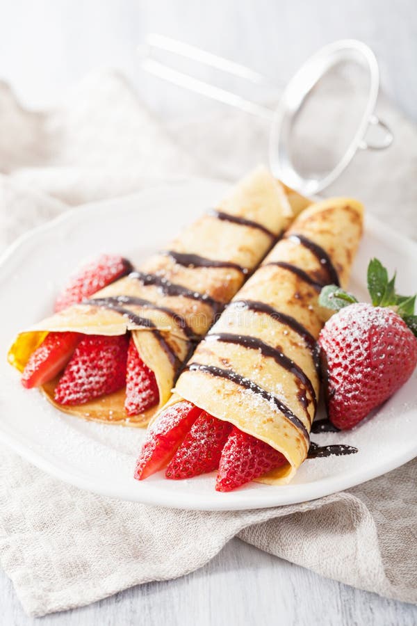 Crepes Con La Salsa De La Fresa Y De Chocolate Imagen de archivo