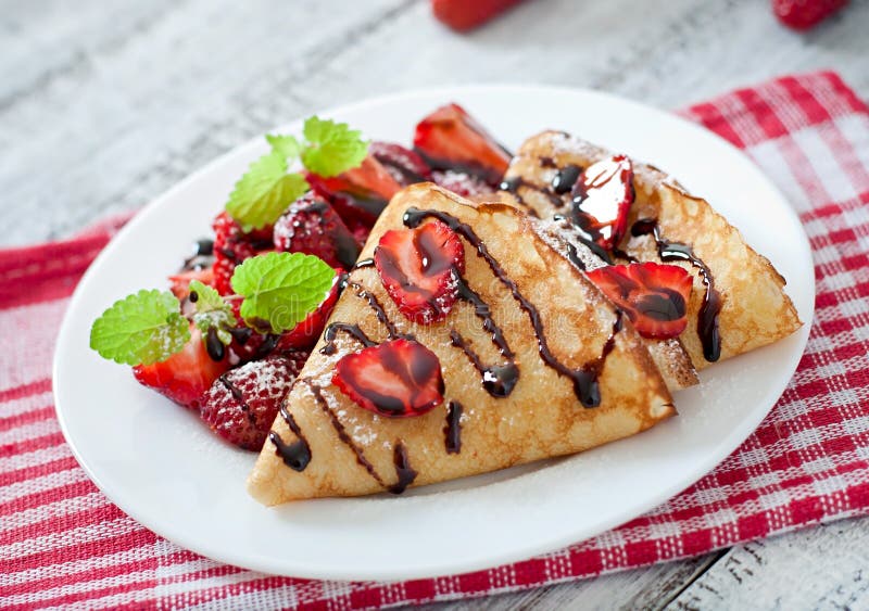Crepes Con Las Fresas Chocolate Y Crema En Un Tablero Negro Aislado En